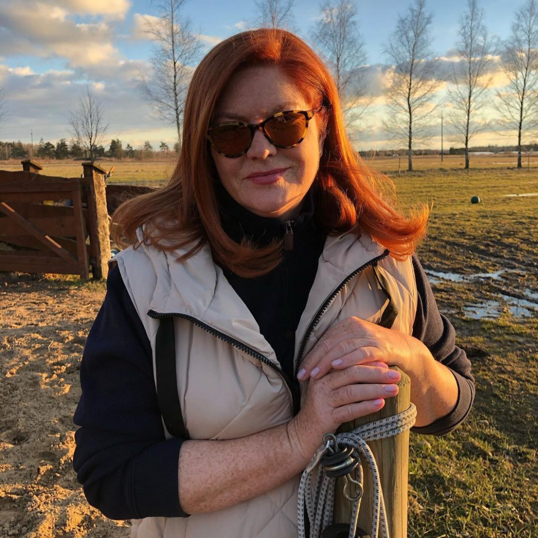 Katarzyna Dowbor w stylowej kamizelce. Ten model błyskawicznie znika ze sklepów i pasuje kobietom w każdym wieku